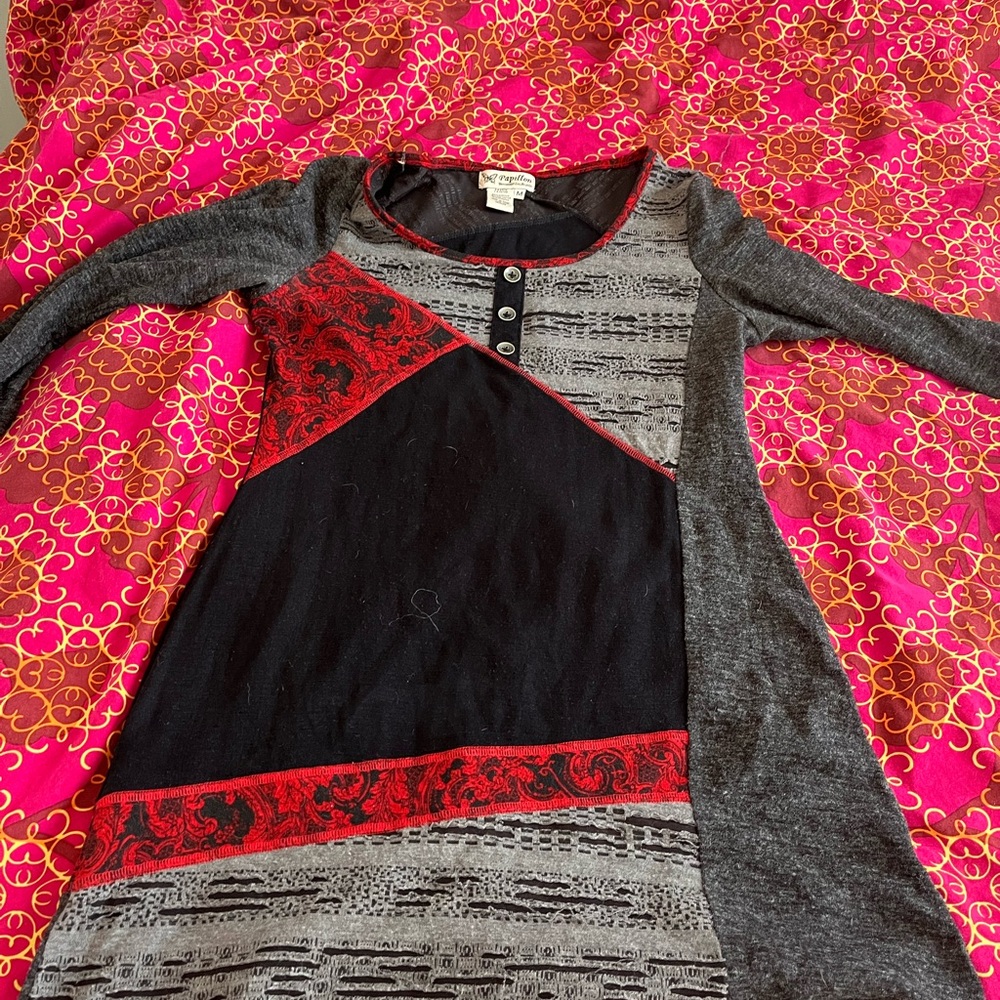 Papillon Blanc Red and Gray Patterned Top